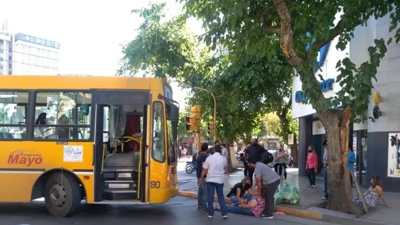 Otra vez un colectivo embiste a un peatón en Libertador y General Acha
