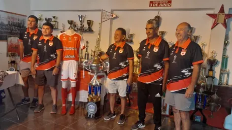 Estreno. Deportivo La Estrella presentó en Jáchal su indumentaria para la Copa de Clubes Campeones.