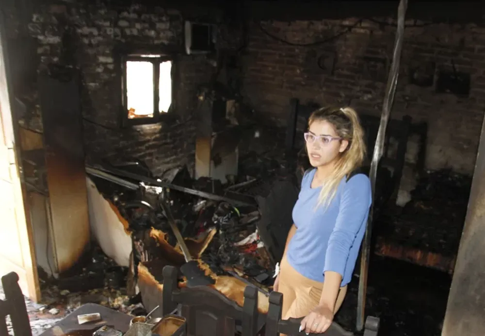 Le revientan la puerta, entran y le prenden fuego a su casa, las llamas destruyeron todo