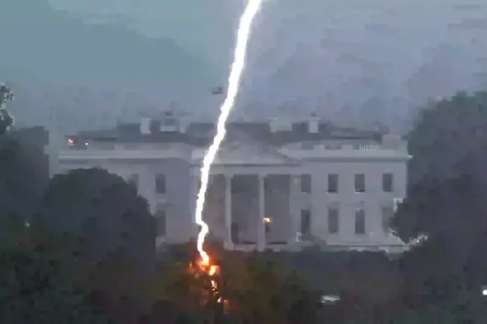 [VIDEO] Un rayo mató a dos turistas a metros de la Casa Blanca