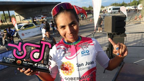 Maribel Aguirre se quedó con la contrarreloj de la Vuelta a San Juan Damas 2026 y continúa como líder de la general. &nbsp;