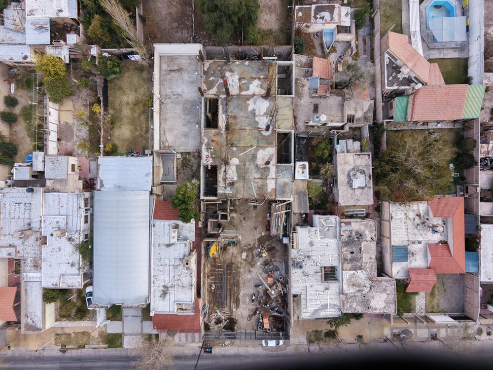 Vista aérea del predio donde se construye Coral, un desarrollo de más de 2.180 m² que combinará viviendas, locales comerciales y espacios comunes. Foto: Gentileza Codeex