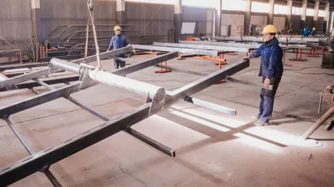 PRIMERAS  IMÁGENES. Las bases de los paneles estarán a más de 5 metros de altura, pero es durante su construcción cuando se aprecia el tamaño de las mismas.