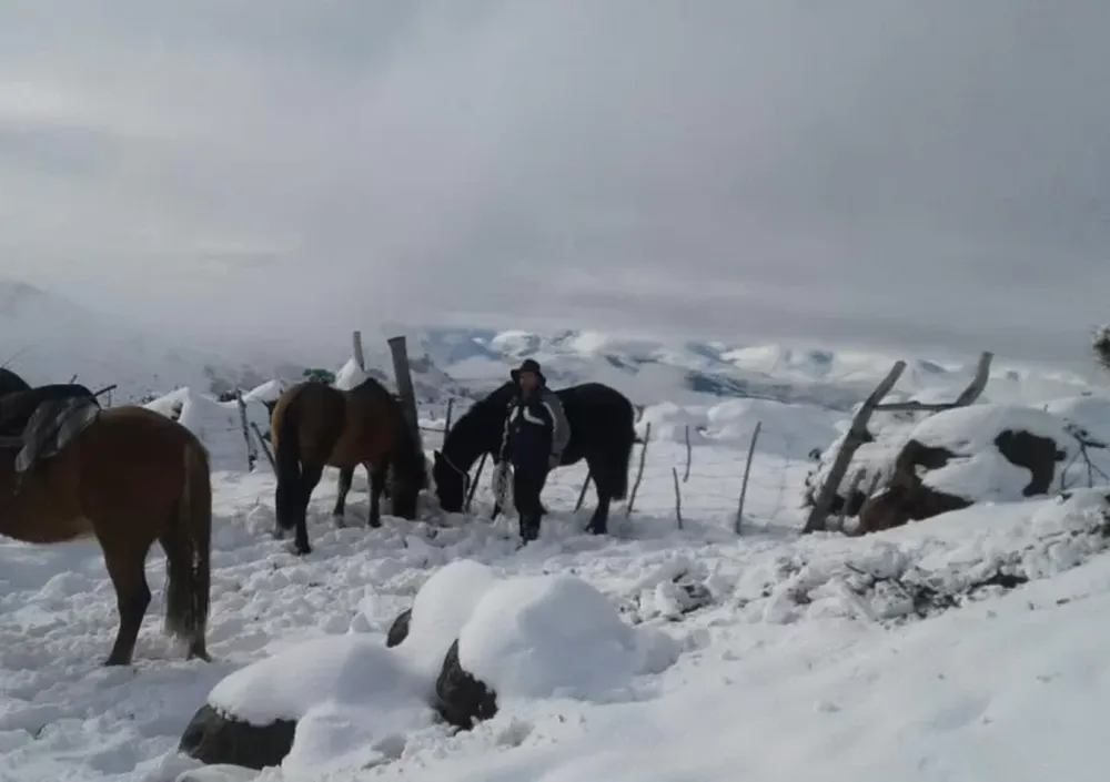 Soportando el frío para ayudar en zonas rurales