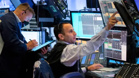 Sube el petróleo, caen las bolsas globales y arrastran a los bonos