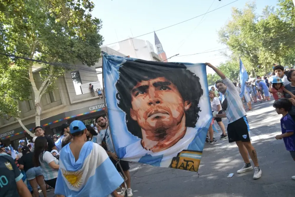 Festejos en la Plaza 25: BUSCATE en la mega galería, PARTE VI