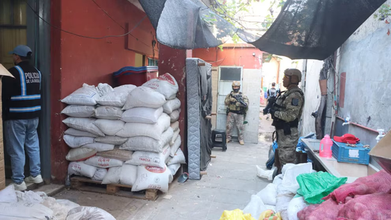 Chizitos con cocaína sirvieron paRA descubrir 15 toneladas de alimentos con droga. Hay ocho detenidos.