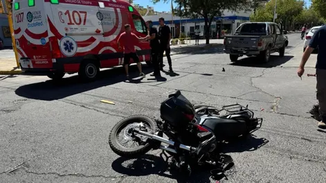 Una mujer terminó en el hospital después de chocar en su moto contra una camioneta