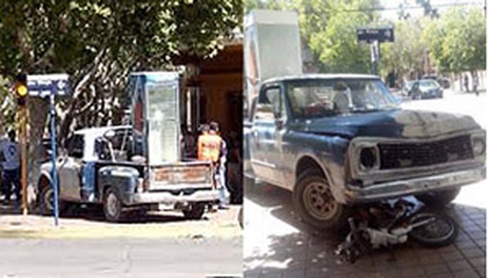 Violento accidente en el centro: camioneta atropelló una moto y terminó sobre la vereda