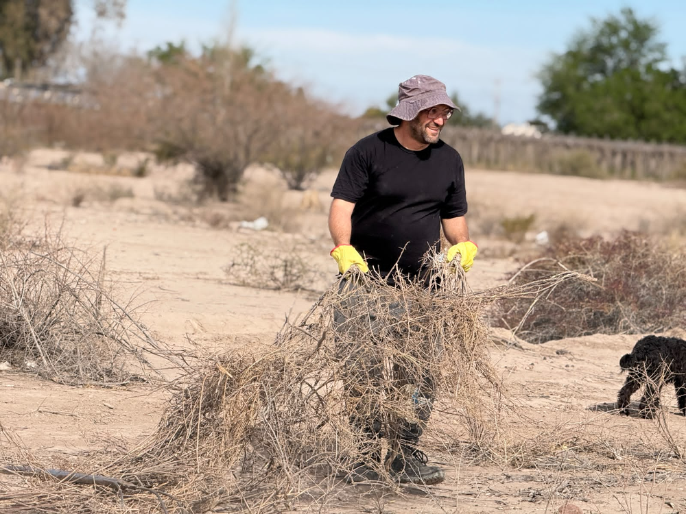 Pablo Pastor, impulsor de la red Jardín Seco, trabaja en la recuperación de un terreno que no se cultivaba desde hacía unos veinte años.
