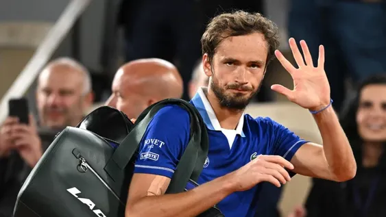 Un opaco Medvedev vuelve a ser número 1