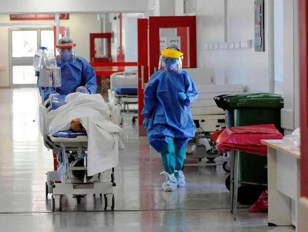 Tras el pico de ayer, este sábado confirmaron 10.338 nuevos casos y 133 muertes