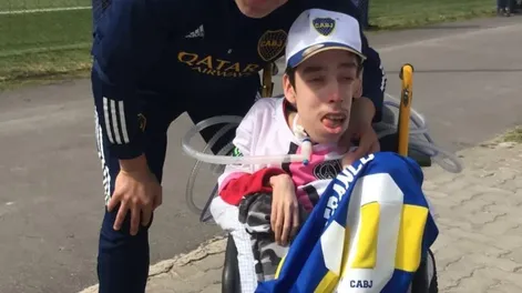 Riquelme tuvo un gesto con un hincha y terminó al borde de las lágrimas