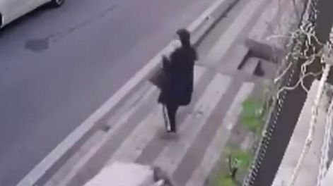 Se salvó por centímetros de morir aplastada por un sofá lanzado desde un edificio