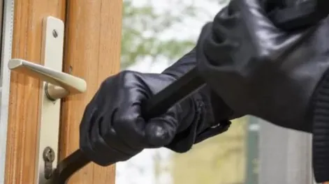 Un hombre peleó con un ladrón que encontró adentro de su casa