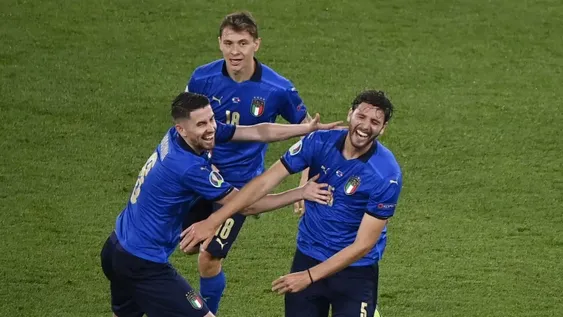 Italia es pura alegría: volvió a golear y se metió en octavos de final