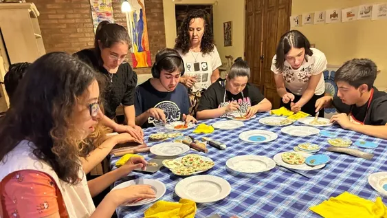 Los chicos con autismo que integran Mansa Banda se dedican a la confección de posavasos para vender.