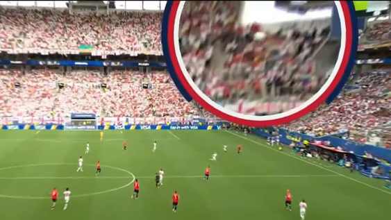 La pelota parece pegar en un cable que sostiene a una cámara aérea en la antesala del primer gol de Inglaterra contra Noruega en el Mundial.