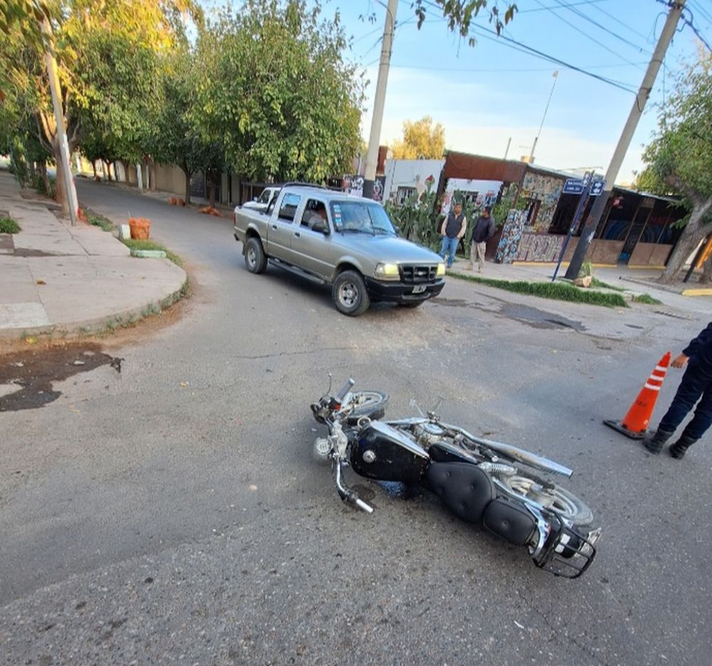 Motociclista sufrió la fractura de su pie tras chocar contra una camioneta