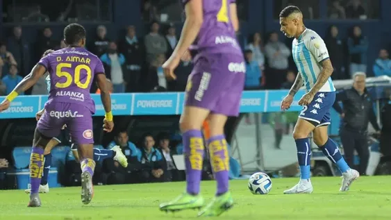 Racing logró vencer por 3 a 2 en la agonía a Aucas y es puntero de la zona A