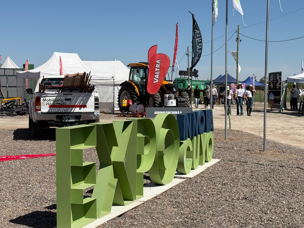 La entrada al predio, entre maquinaria agrícola y los toldos de los expositores que participan de esta edición.