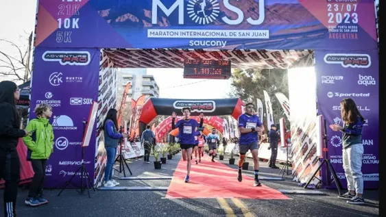 APROXIMADAMENTE 4.500 atletas de distintas provincias y otros países disputarán hoy Maratón Internacional, cuyos 42K largan en Punta Negra.