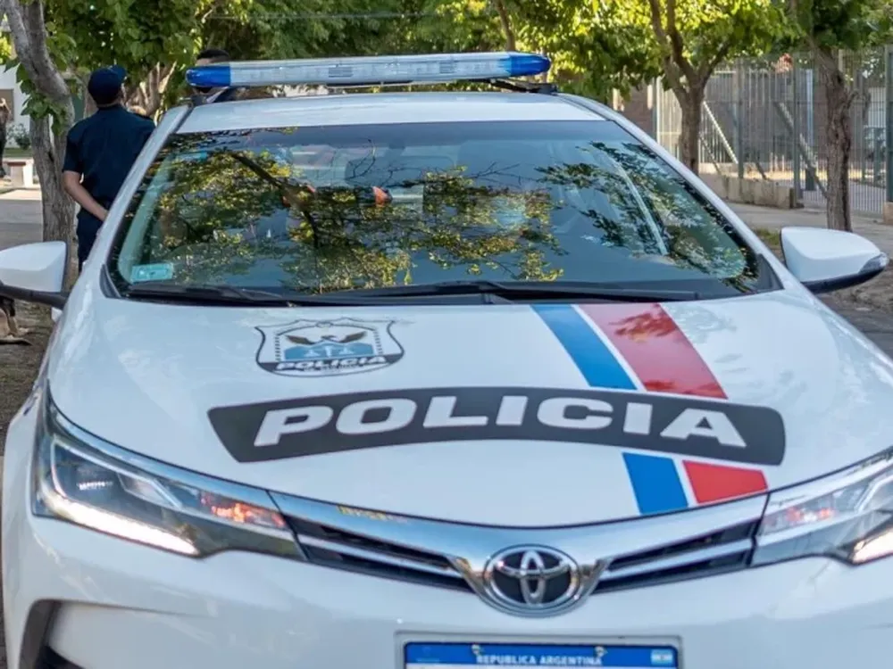 Manejaba con más del triple de alcohol en sangre permitido y estrelló su auto contra un guardarrail