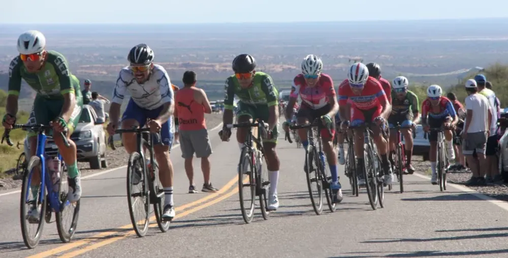 Leonardo Cobarrubia embaló más fuerte que todos, pero también trabajó a destajo para no perder contacto con la punta. En la subida a la Cuesta de la Vacas, un trencito subió prendido a su rueda.