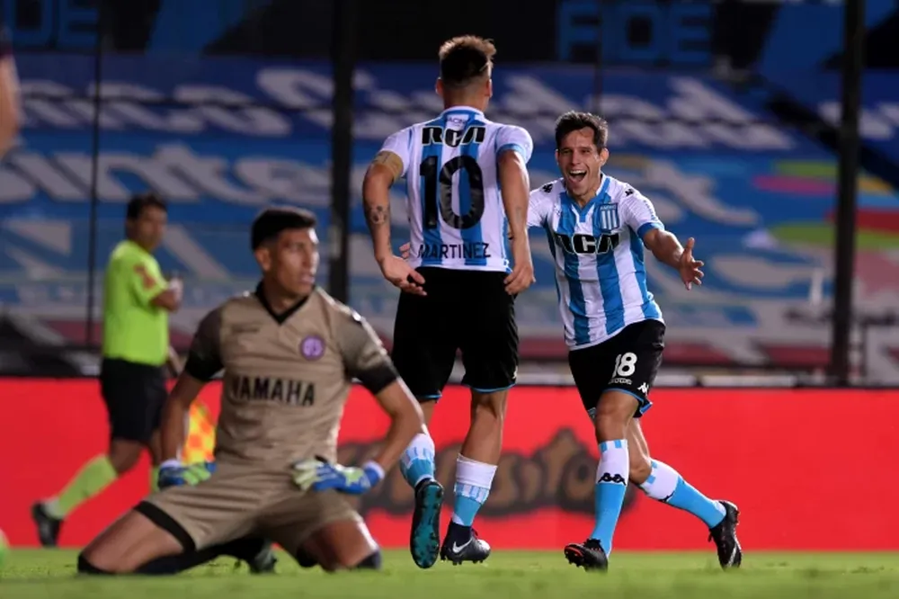Racing venció a Lanús y trepó en las posiciones