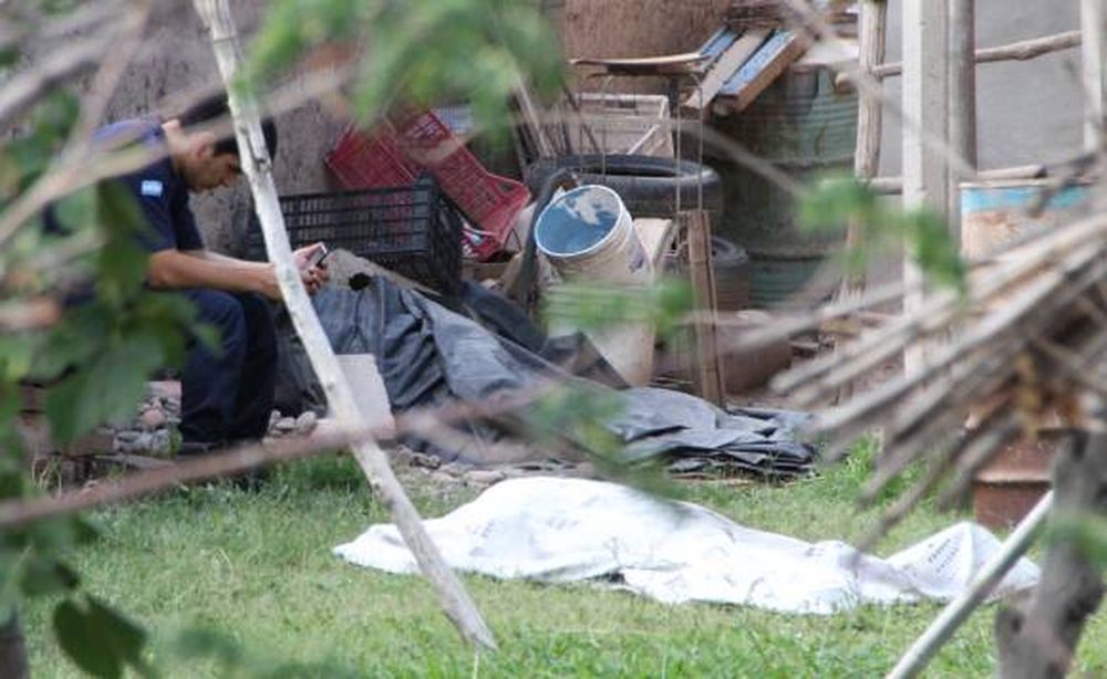 Estaba por colgar ropa, le dio la corriente y falleció