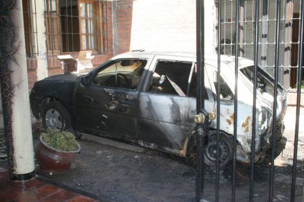 Incendian a propósito dos vehículos a un comerciante