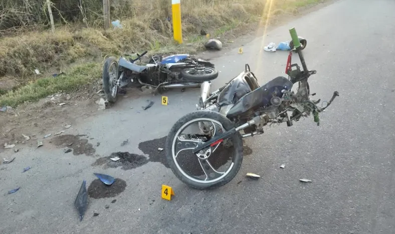 Dos motos chocaron de frente, los dos conductores fueron hospitalizados y las motos quedaron destrozadas