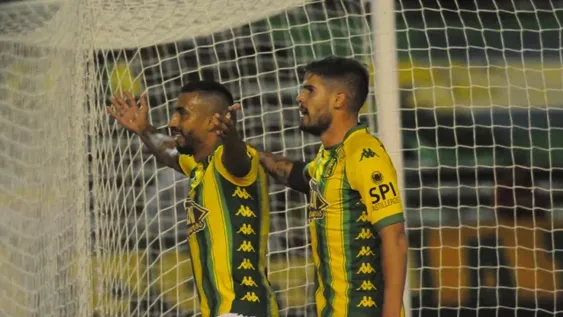 Mal debut para Lavallén: Aldosivi goleó a Colón 3 a 0