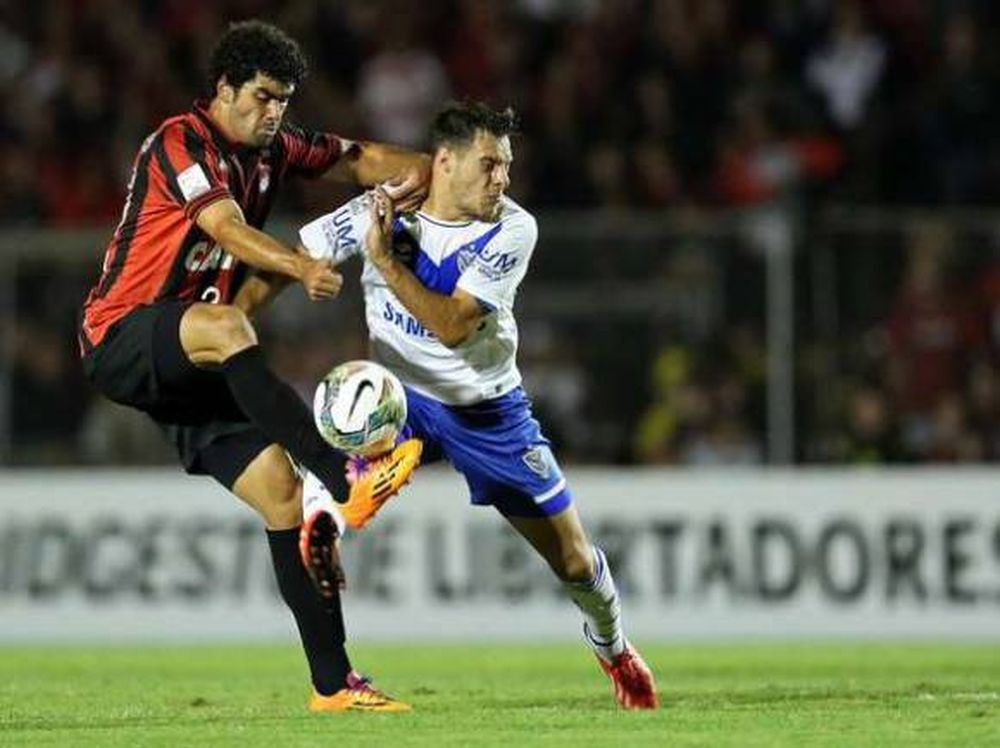 Vélez se hizo fuerte en Brasil y sacó el boleto para la próxima fase
