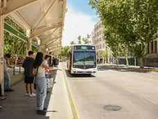 Durante el verano, las empresas modifican los horarios teniendo en cuenta el menor flujo de pasajeros, que repercute en la rutina de los choferes, dicen de UTA. Durante el verano, las empresas modifican los horarios teniendo en cuenta el menor flujo de pasajeros, que repercute en la rutina de los choferes, dicen de UTA.