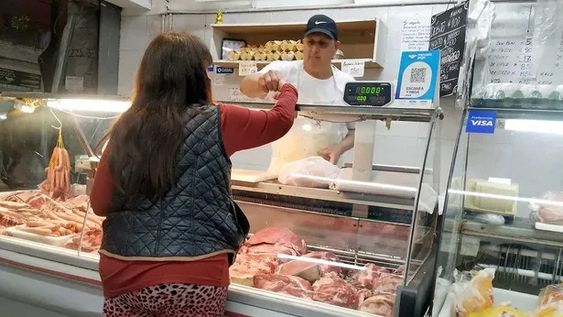 EL ASADO NO LEVANTA. El consumo per cápita de carne vacuna en Argentina alcanzó los 47,2 kilos por persona al año, el nivel más bajo en 28 años. Y en las últimas dos semanas este producto de la canasta básica volvió a subir de precio.