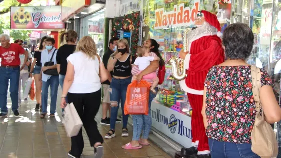 Compras de último momento: las veredas del centro, atestadas de gente