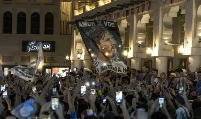 Multitudinario banderazo argentino, un ritual en Doha antes de cada partido