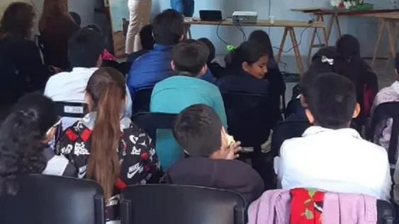 Charla ambiental en una capilla