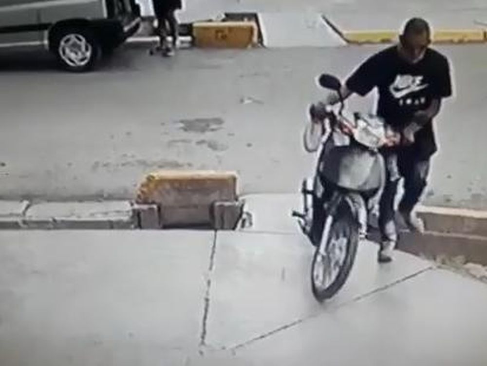 [VIDEO] Robó una moto a plena luz del día, caminando tranquilamente y quedó grabado