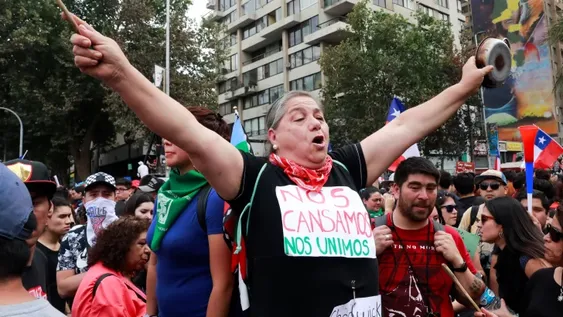 Una multitud se volcó a las calles de Santiago y luego declararon otro toque de queda
