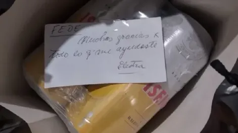 Un joven ayudó a su vecina anciana y ella le agradeció con un gesto que se viralizó