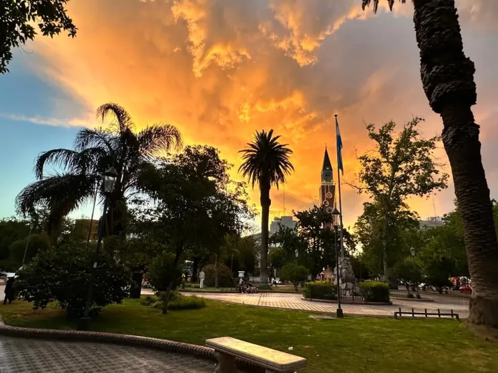 Plaza 25 de Mayo.-