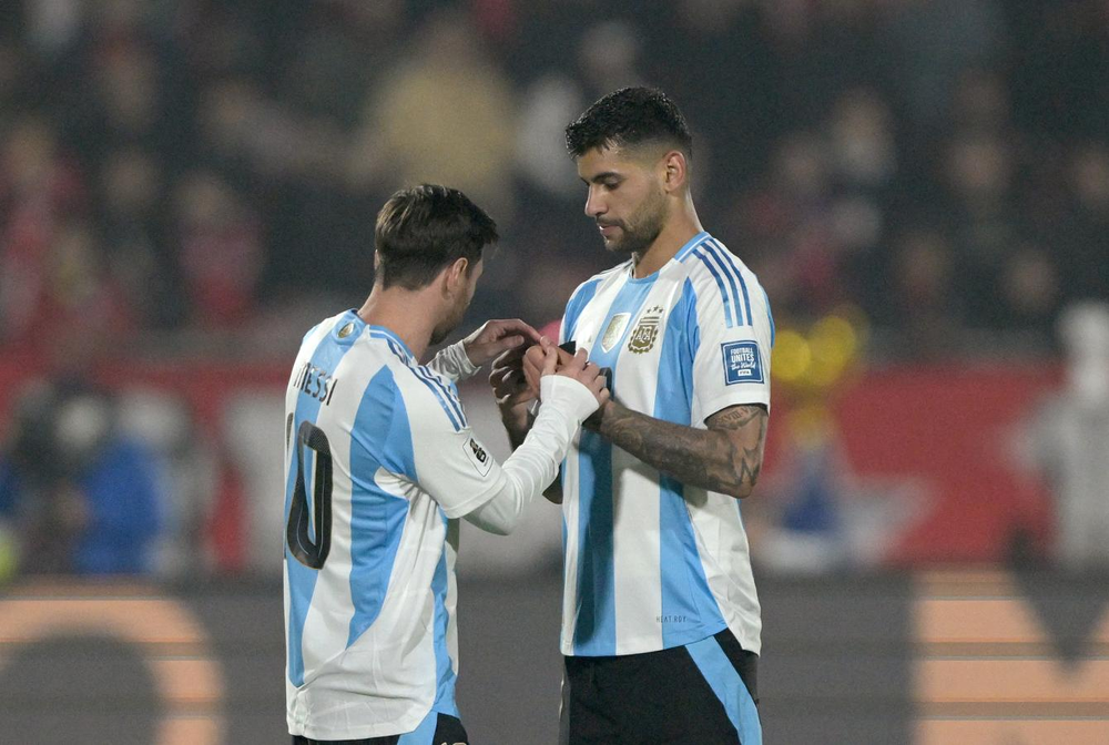 Lionel Messi le entrega la cinta de capit&aacute;n a Cristian &ldquo;Cuti&rdquo; Romero durante el partido ante Chile, una imagen que hoy toma un significado especial tras el retiro del 10.