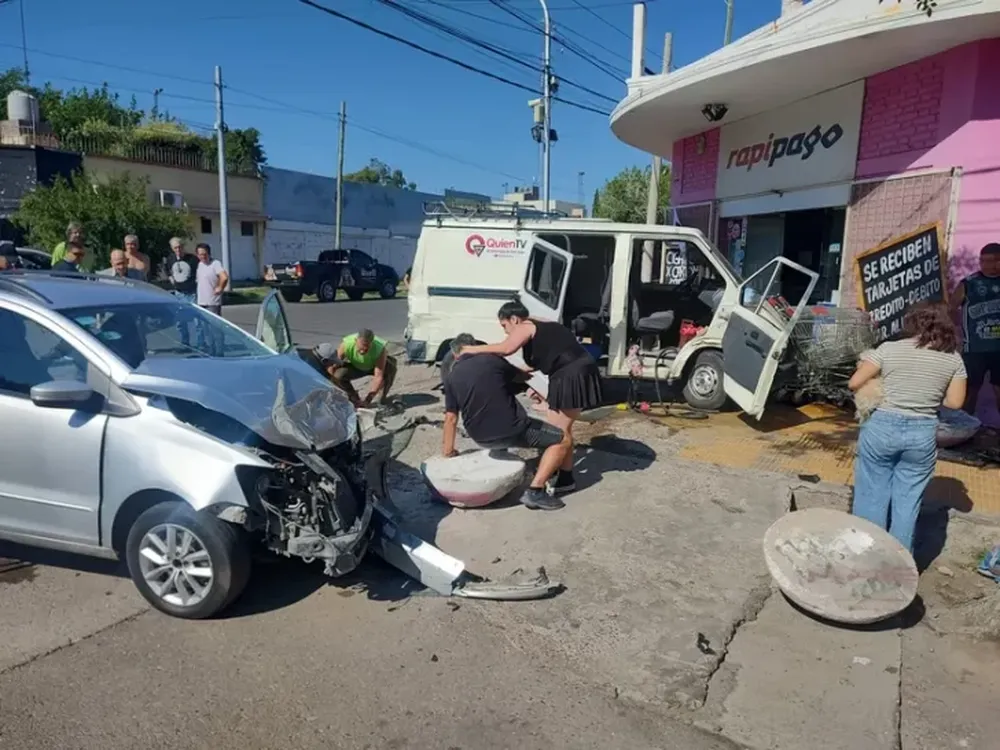 Una Trafic y un auto chocaron en una esquina de Capital y se estrellaron contra un Rapi Pago: seis personas trasladadas al hospital