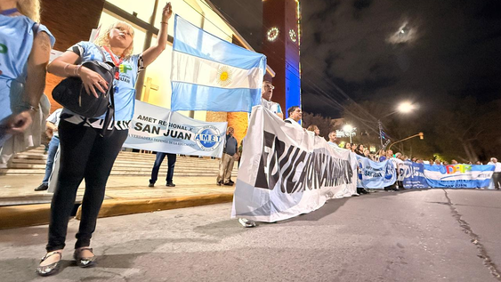 El ruidazo docente en San Juan reunió a gremios que reclaman salarios dignos y rechazan la propuesta oficial.