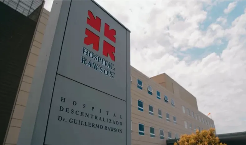 El hombre casi asesinado por su sobrino por una infidelidad despertó, pero sigue con respirador artificial