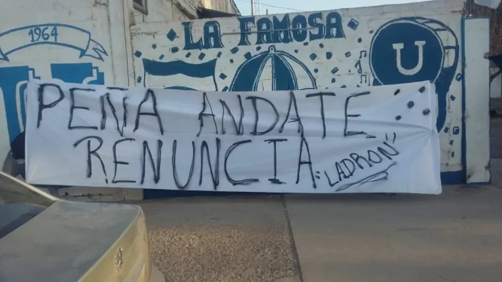 Arde Unión: el técnico presentó la renuncia y los hinchas piden por la salida de Peña
