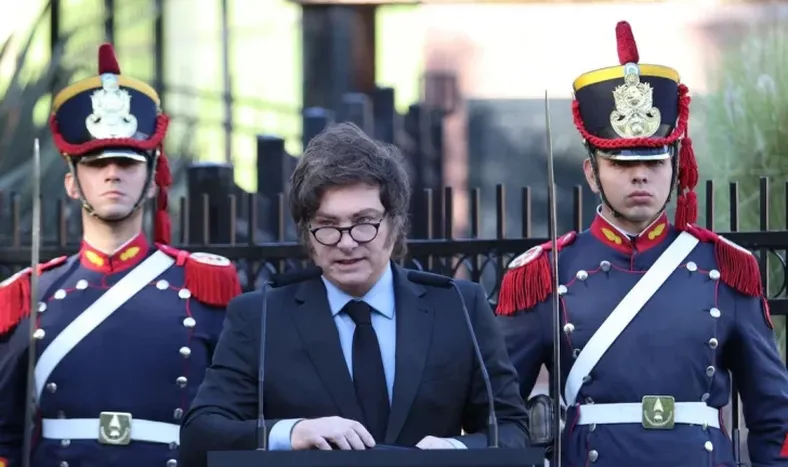DISCURSO. El Presidente leyó en el acto frente al monumento a los caídos en la guerra que se levanta en Plaza San Martín. Cosechó muy pocos aplausos.