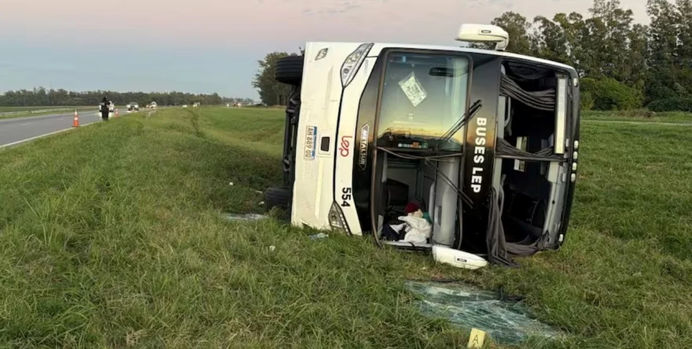 Volcó un colectivo que iba a Mar del Plata: 9 pasajeros resultaron heridos